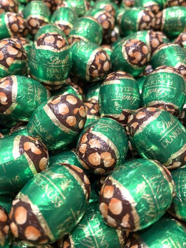 OVETTI CON CIOCCOLATO FONDENTE RIPIENO C