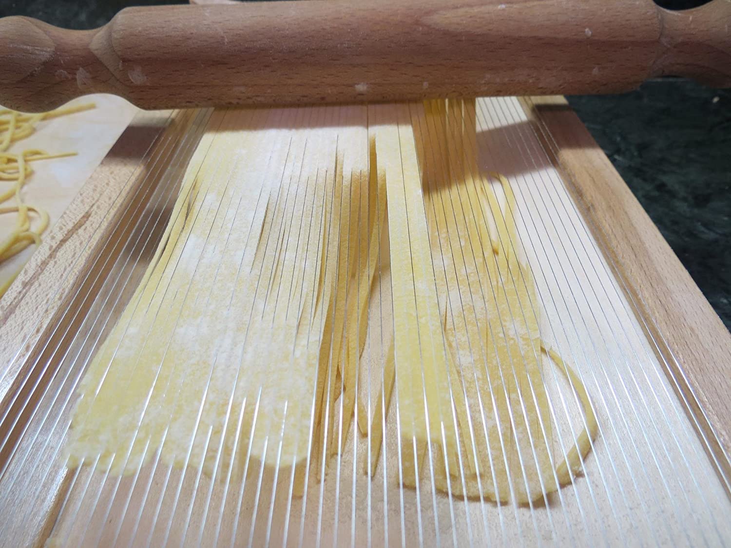 Attrezzo Per Spaghetti Alla Chitarra In Legno Cm 42x22x9 - Panetta  Casalinghi - Affi Wine Bar